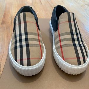 Burberry kids sneakers size 33 ( US SIZE 1 1/2 ) worn once inside sole missing